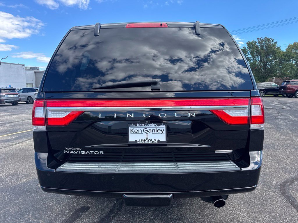Used 2016 Lincoln Navigator Select AWD/4WD image 6