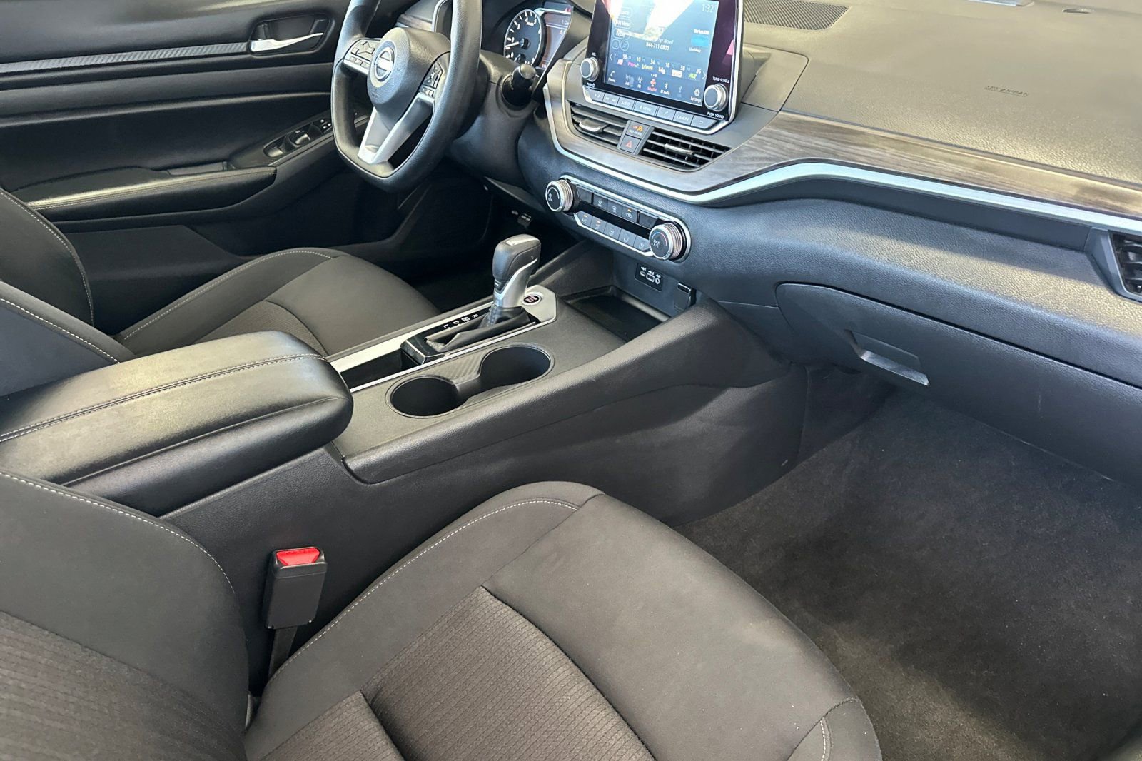 Used 2025 Nissan Altima 2.5 SV FWD image 15