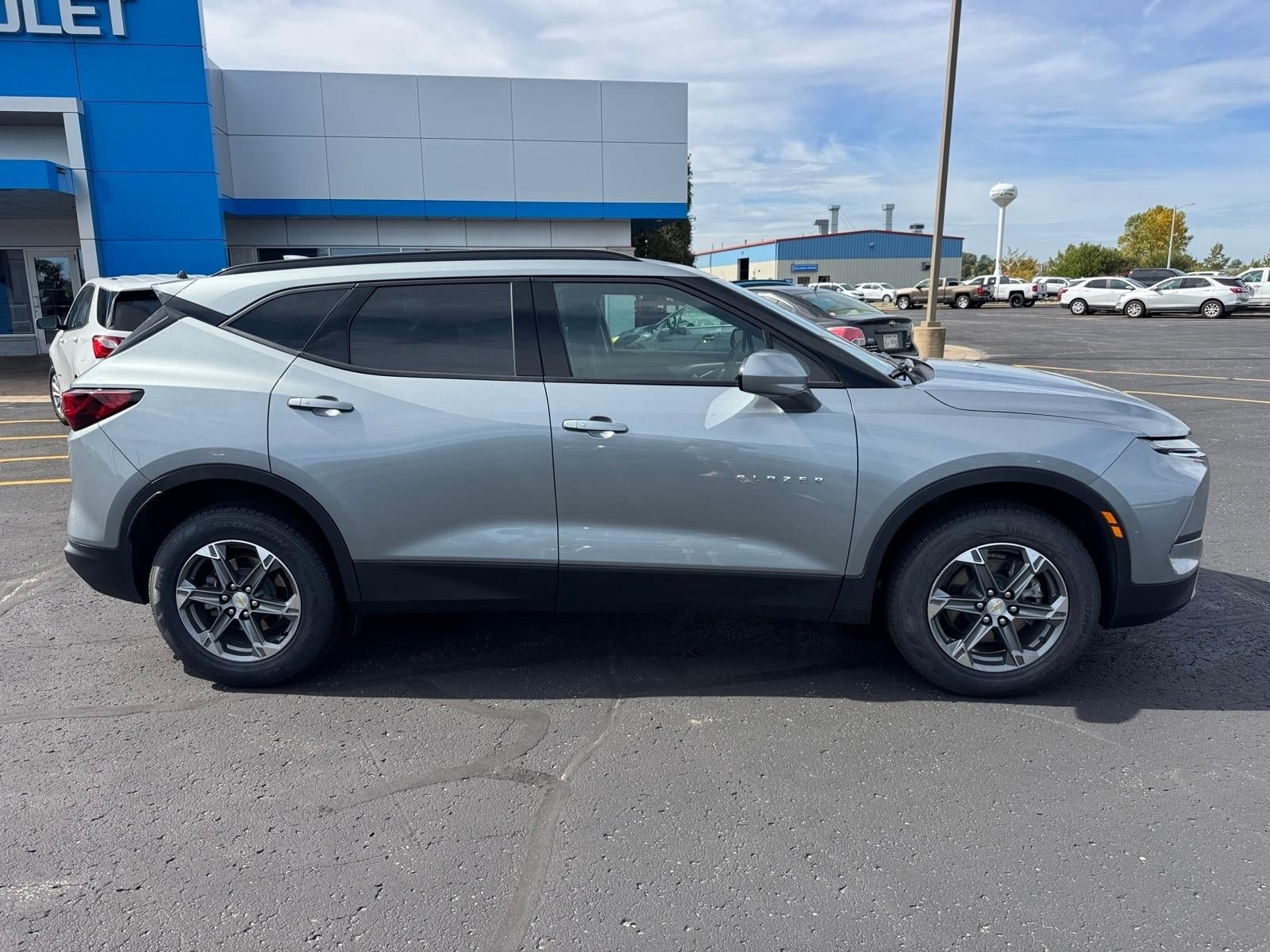 Used 2025 Chevrolet Blazer LT w/ Convenience Package AWD/4WD image 2