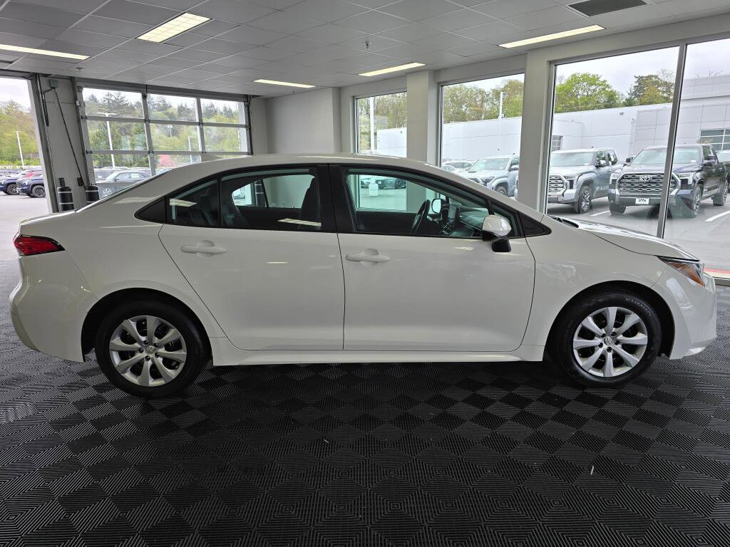 Used 2023 Toyota Corolla LE FWD image 2