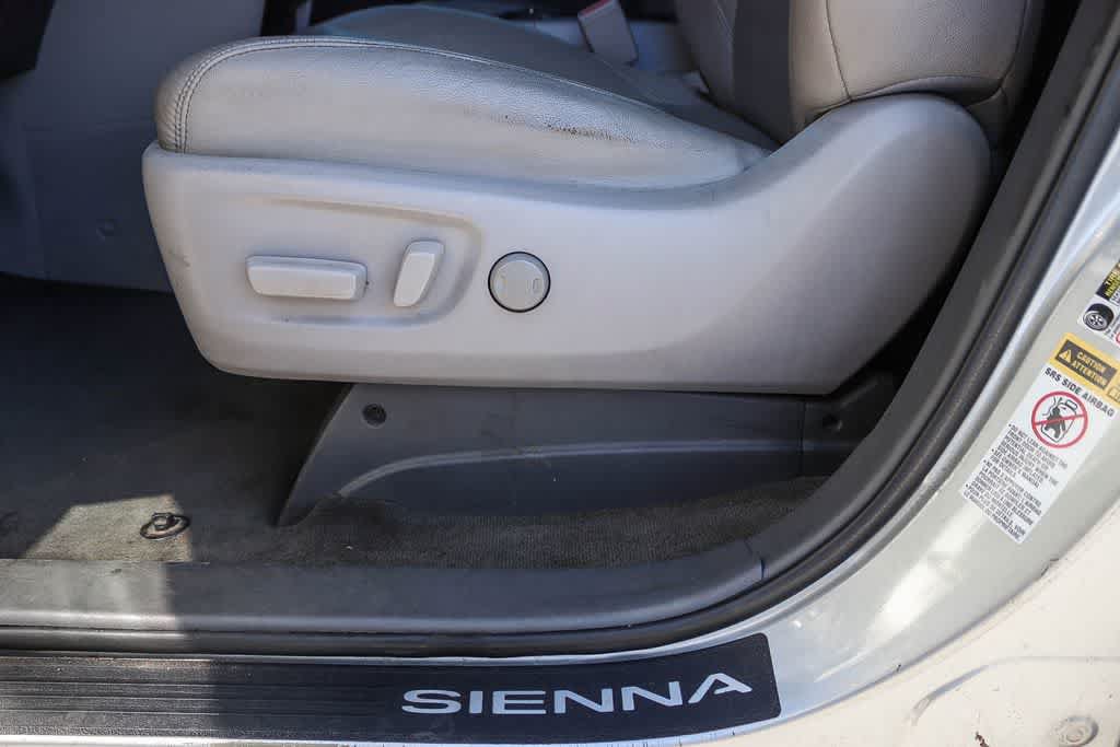Used 2015 Toyota Sienna XLE w/ XLE Navigation Package FWD image 19