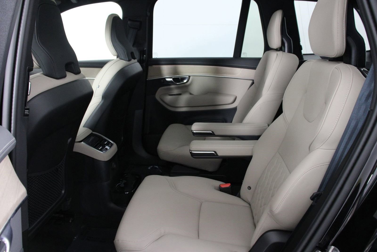 Certified 2025 Volvo XC90 T8 Plus AWD/4WD image 32