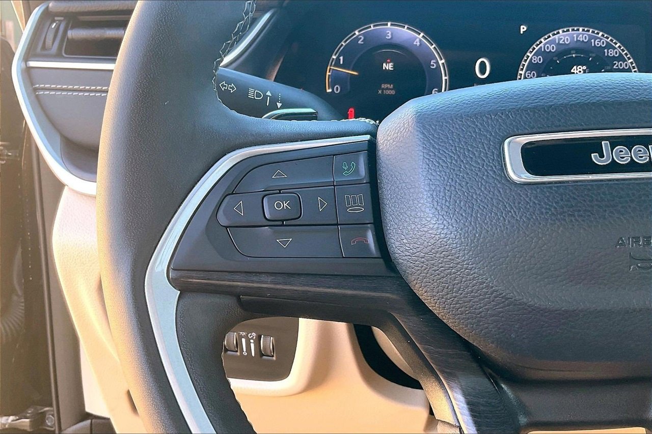 Used 2023 Jeep Grand Cherokee Limited w/ Black Appearance Package image 29