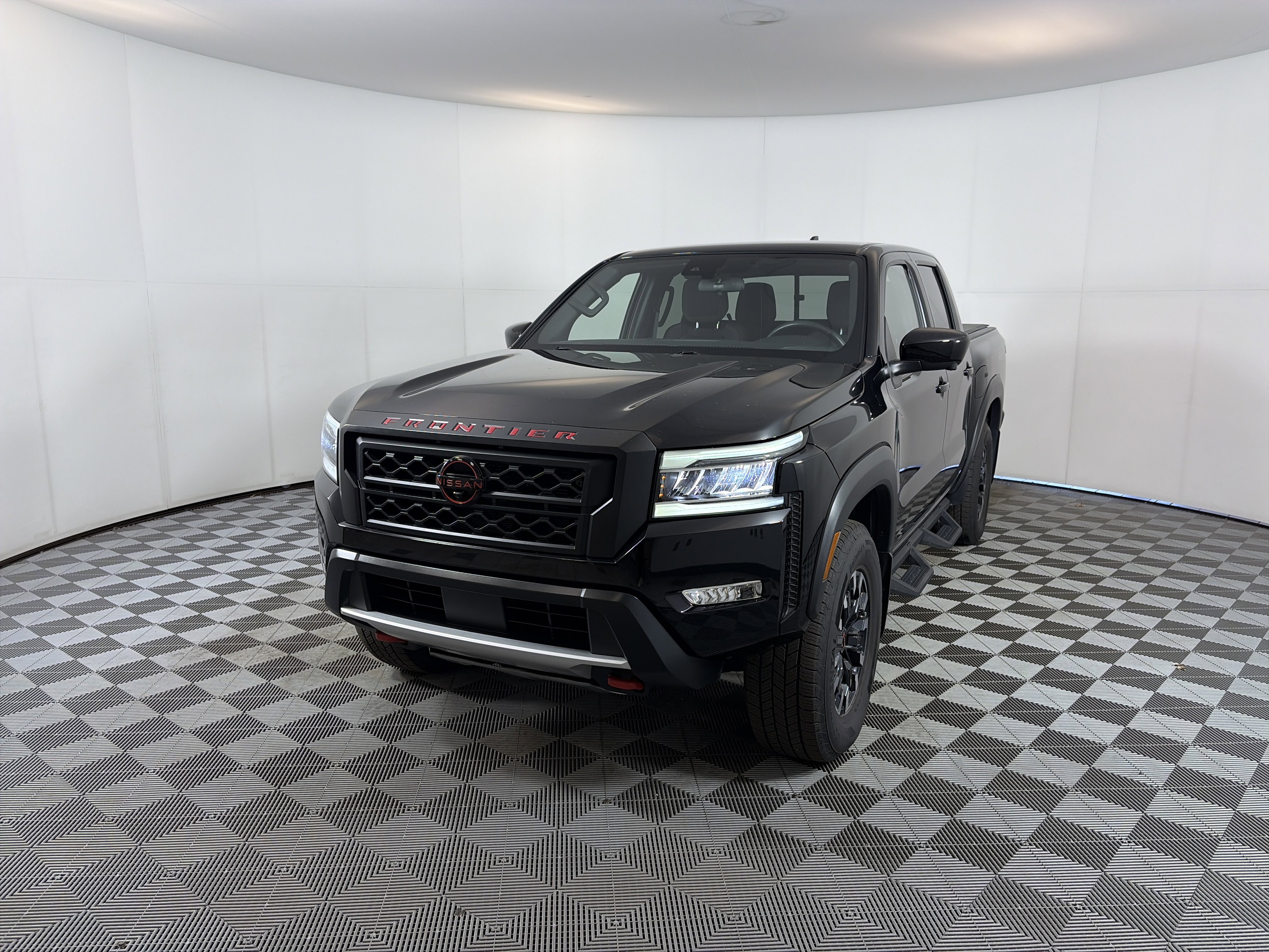 Used 2022 Nissan Frontier PRO-4X image 2