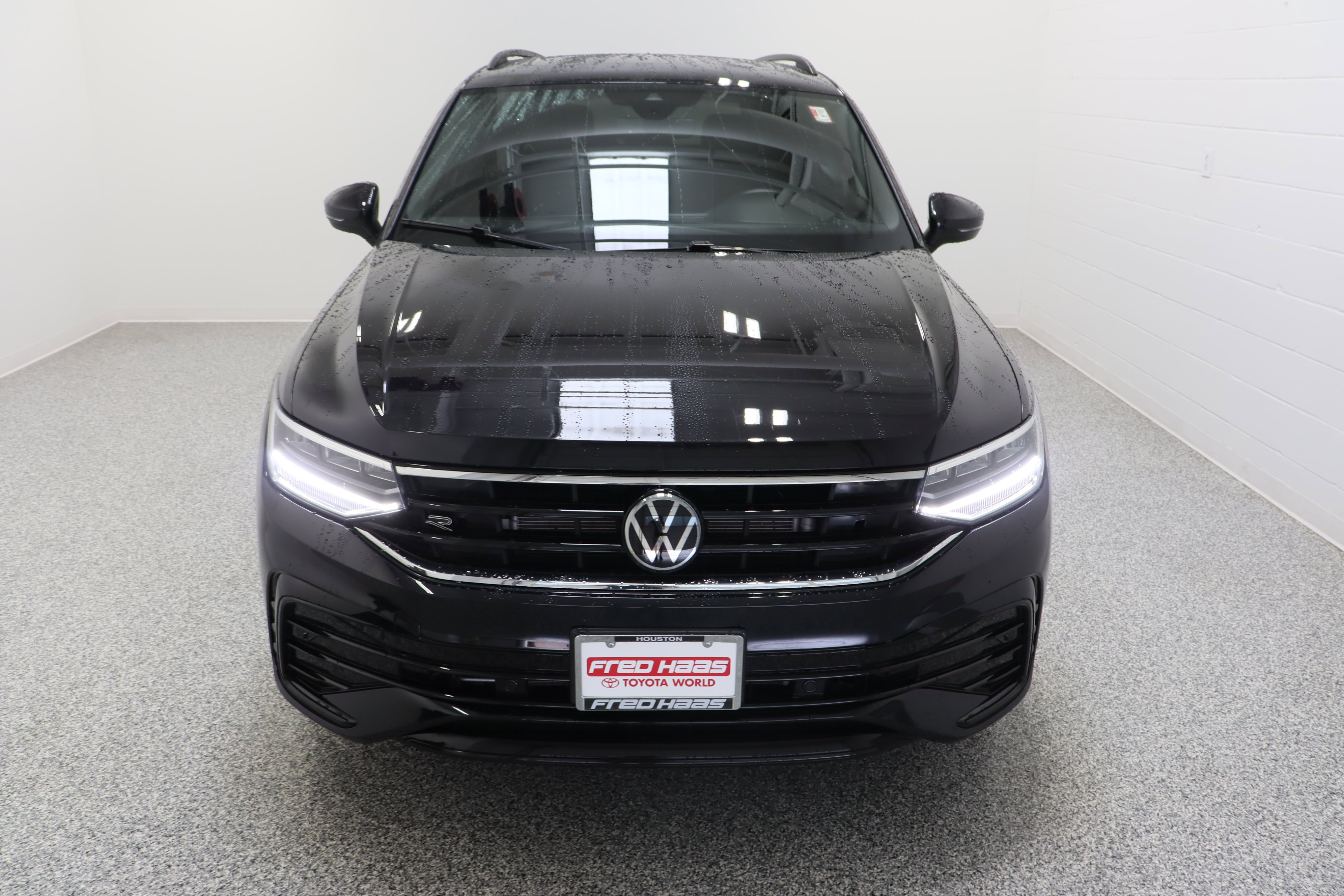 Used 2024 Volkswagen Tiguan SE R-Line FWD image 3
