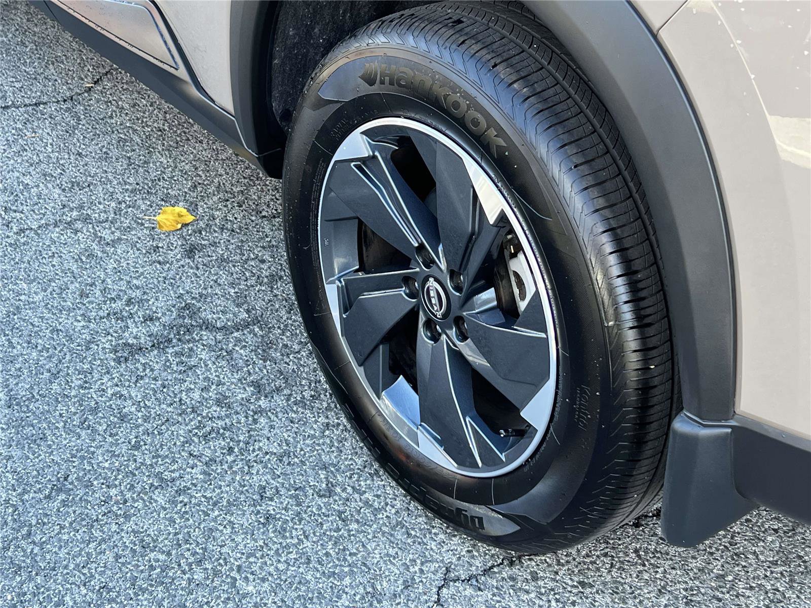 Used 2025 Nissan Rogue SV image 12