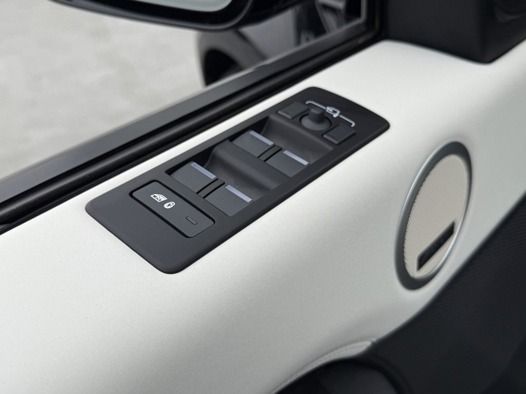 New 2025 Land Rover Discovery S image 10