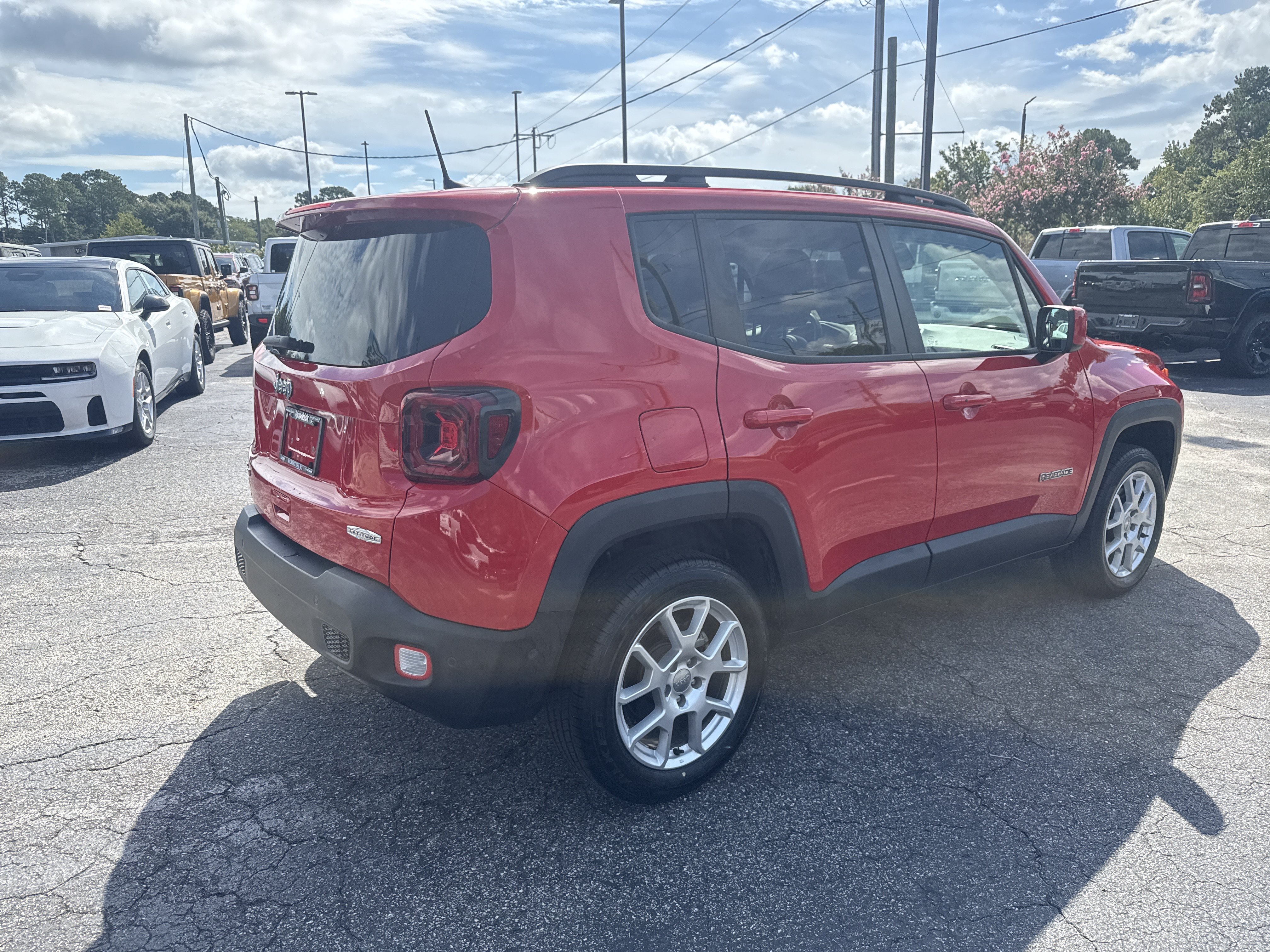 Used 2021 Jeep Renegade Latitude w/ Luxury Group I AWD/4WD image 9