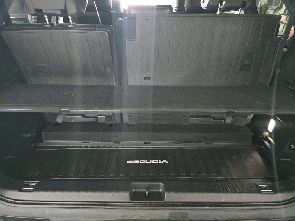 Used 2024 Toyota Sequoia Platinum AWD/4WD image 9