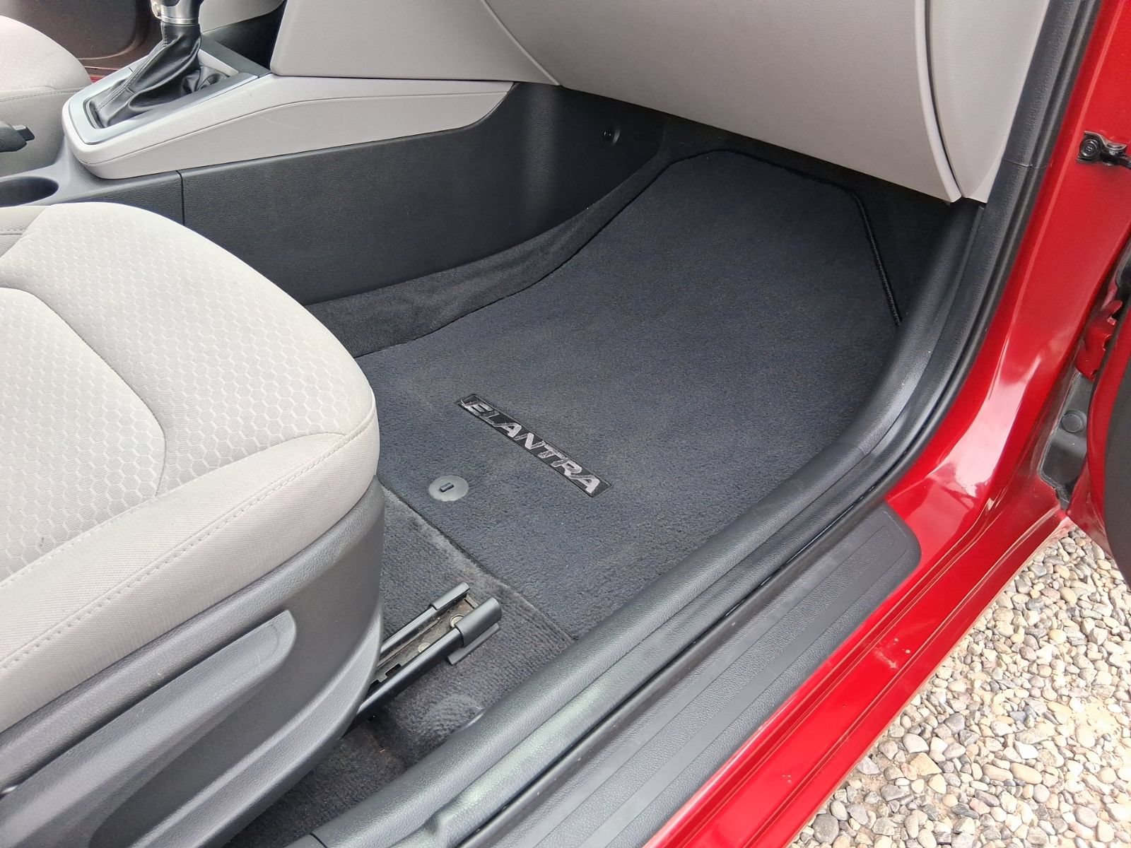 Used 2020 Hyundai Elantra SE FWD image 14