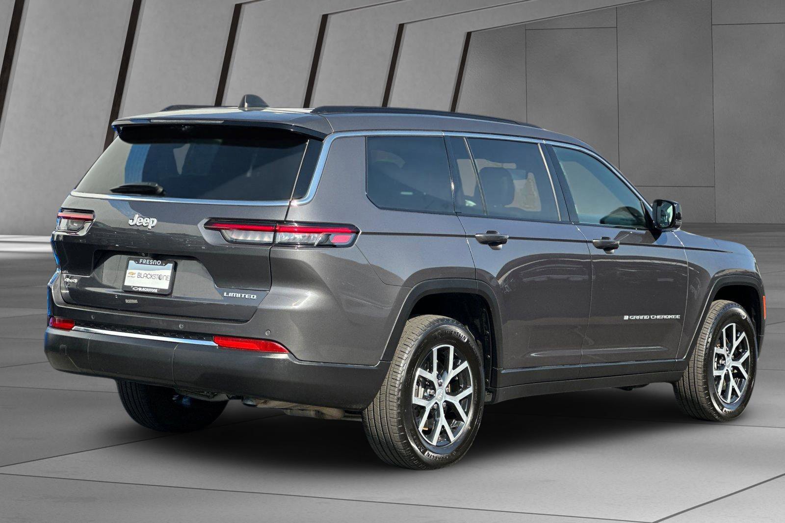 Used 2024 Jeep Grand Cherokee L Limited w/ Luxury Tech Group II image 4