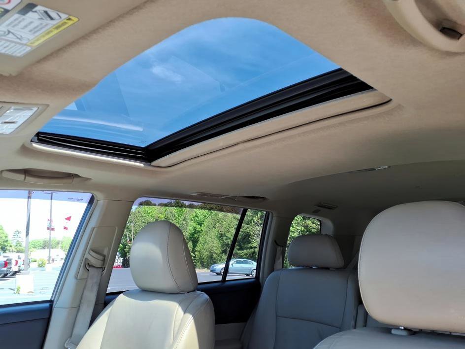 Used 2011 Toyota Highlander SE w/ Tow Pkg FWD image 14