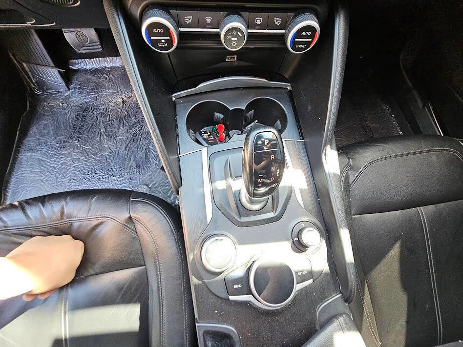 Used 2017 Alfa Romeo Giulia RWD image 23