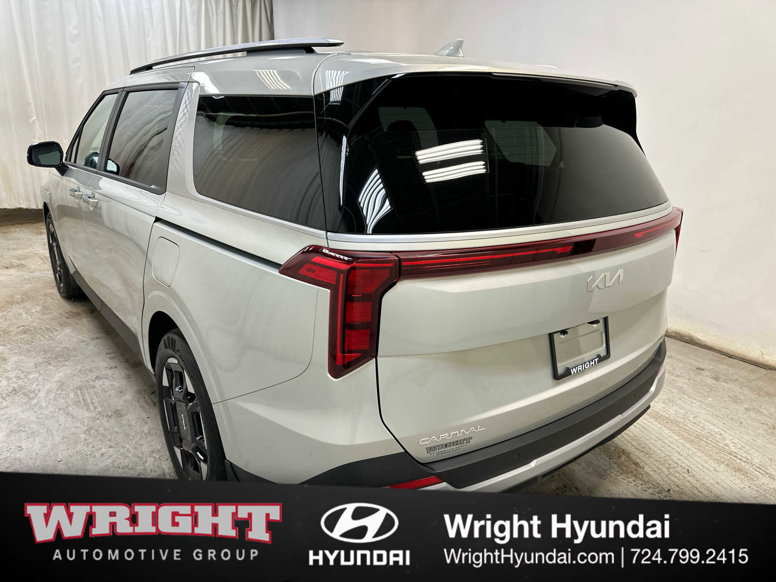 Used 2025 Kia Carnival EX FWD image 4