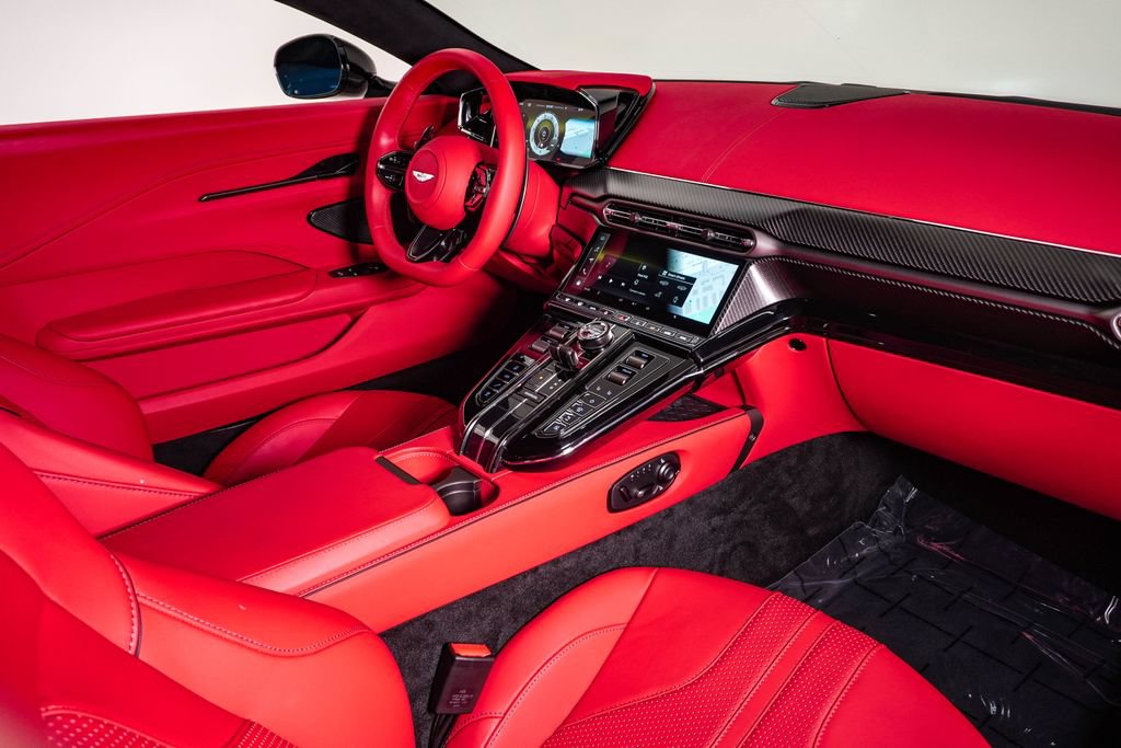 Used 2025 Aston Martin V8 Vantage Coupe RWD image 17