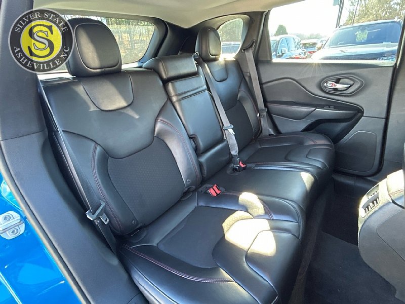 Used 2019 Jeep Cherokee Trailhawk w/ Comfort/Convenience Group AWD/4WD image 19