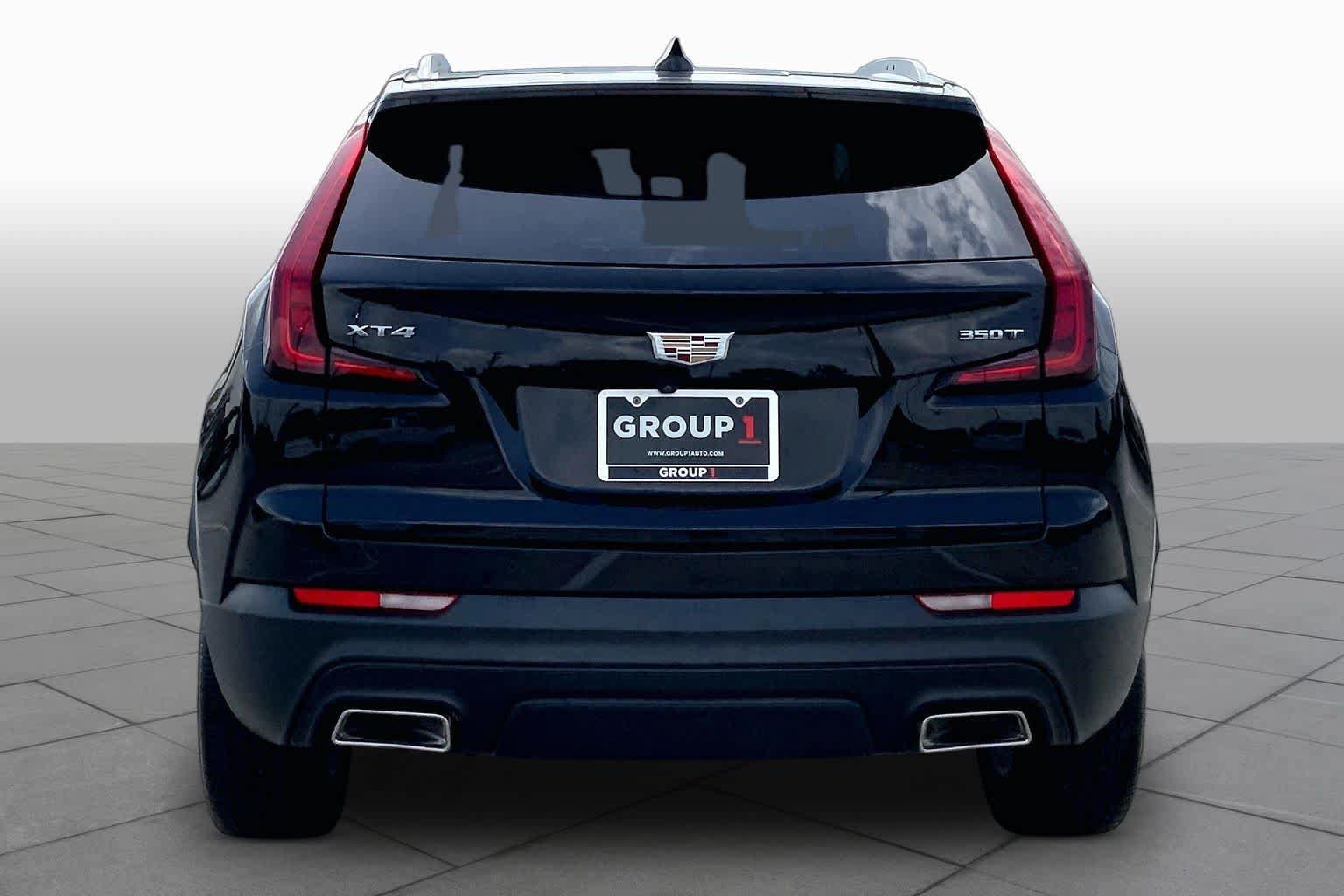 Used 2023 Cadillac XT4 Luxury w/ Cold Weather Package FWD image 8