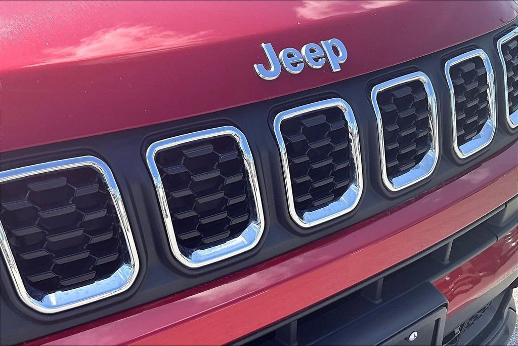 Used 2025 Jeep Compass Latitude image 34