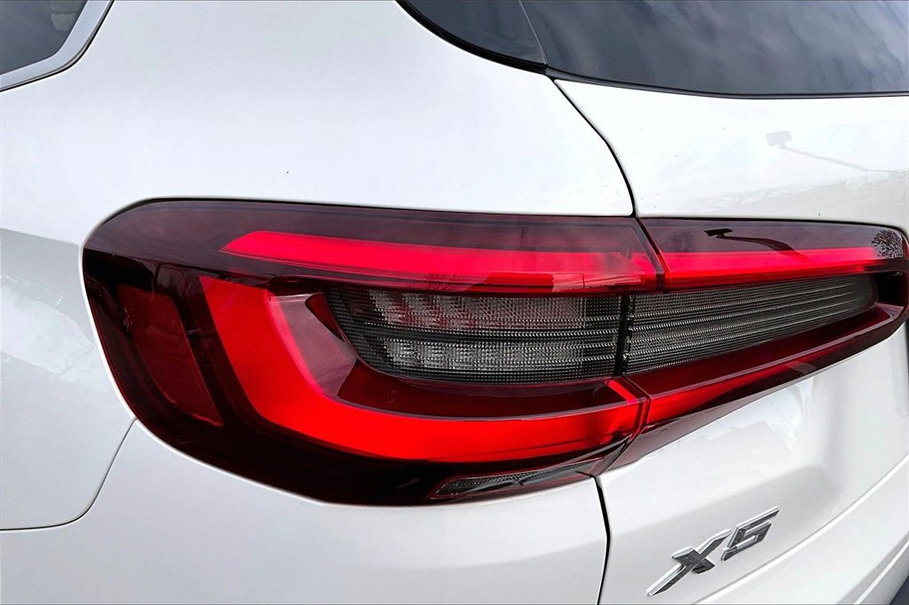 Used 2021 BMW X5 xDrive40i w/ Premium Package image 32