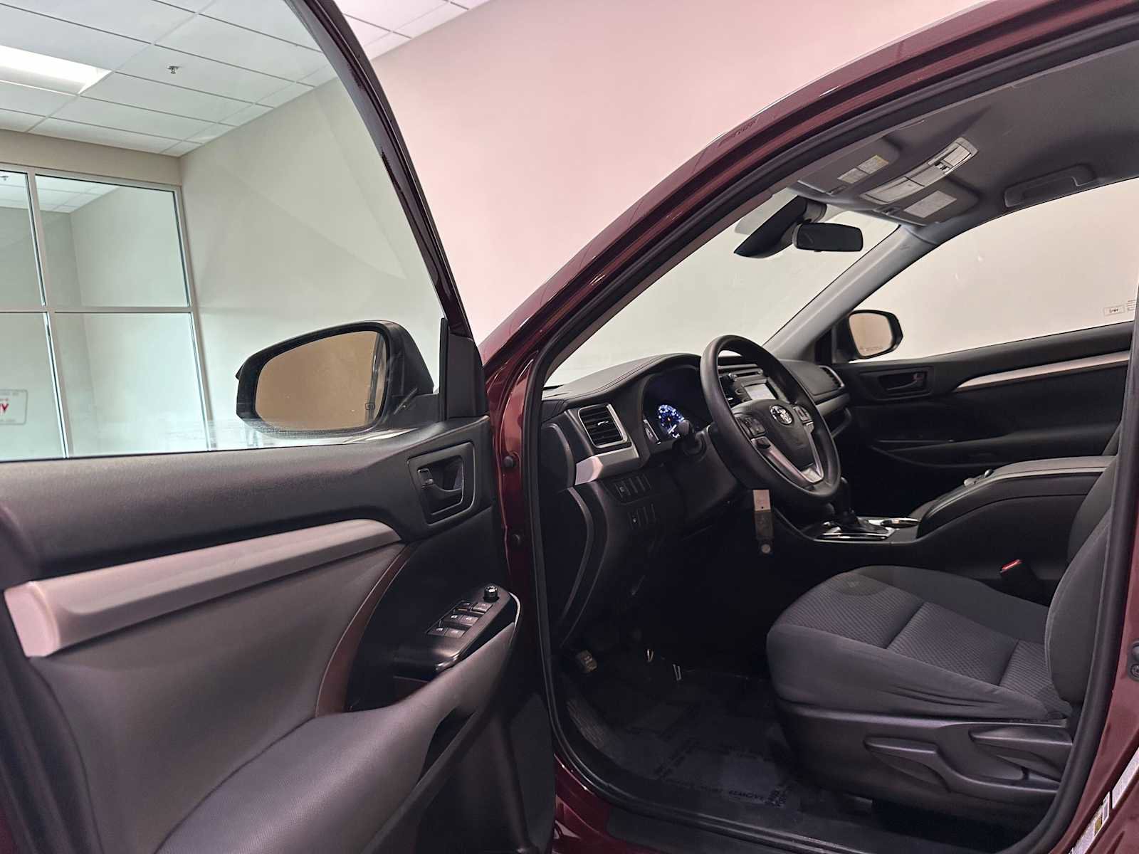 Used 2018 Toyota Highlander LE image 21