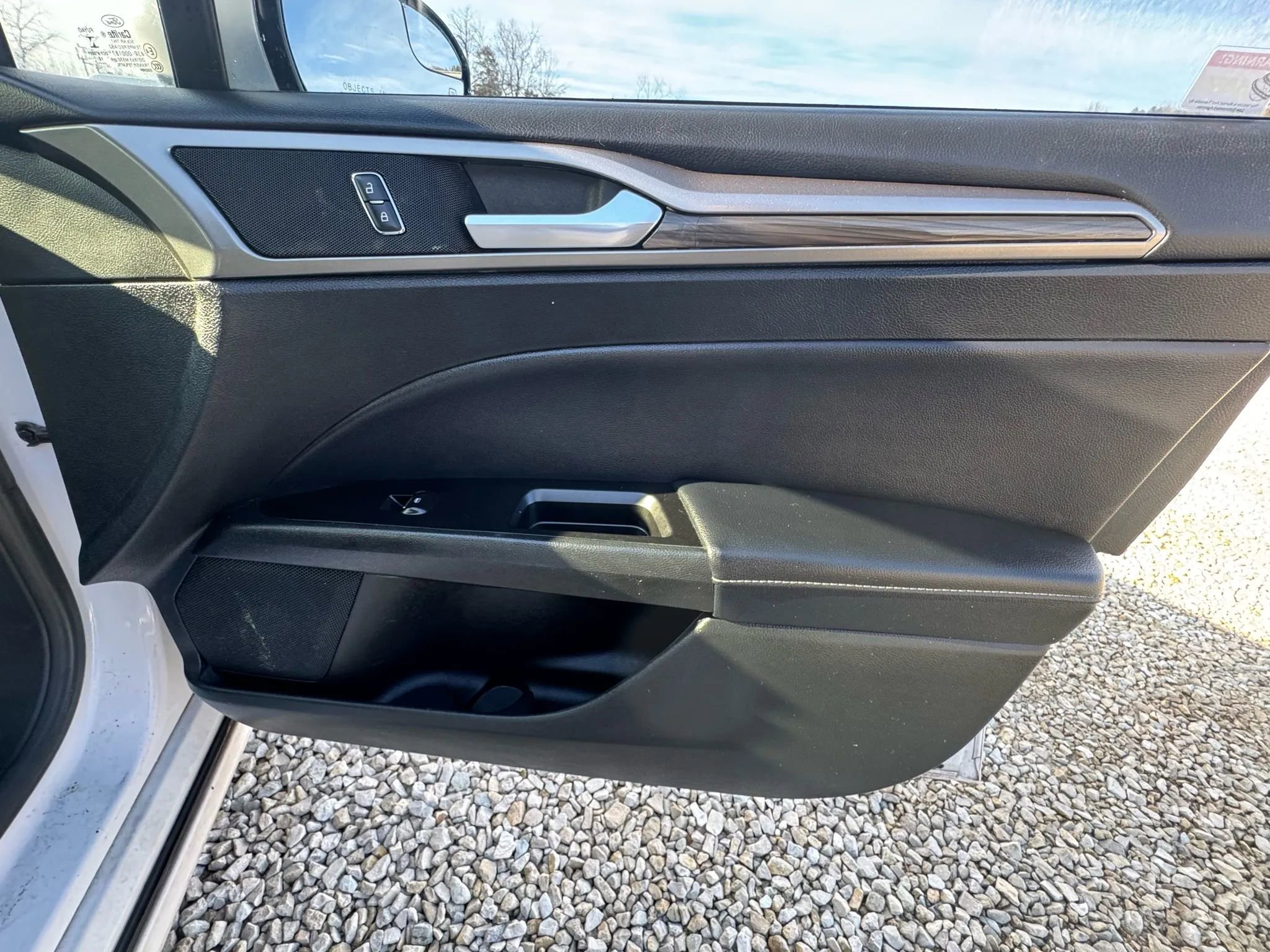 Used 2017 Ford Fusion SE w/ Fusion SE Technology Package image 30