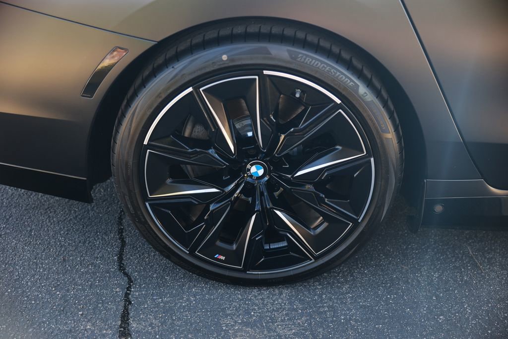 Used 2025 BMW i7 xDrive60 w/ Executive Package image 9