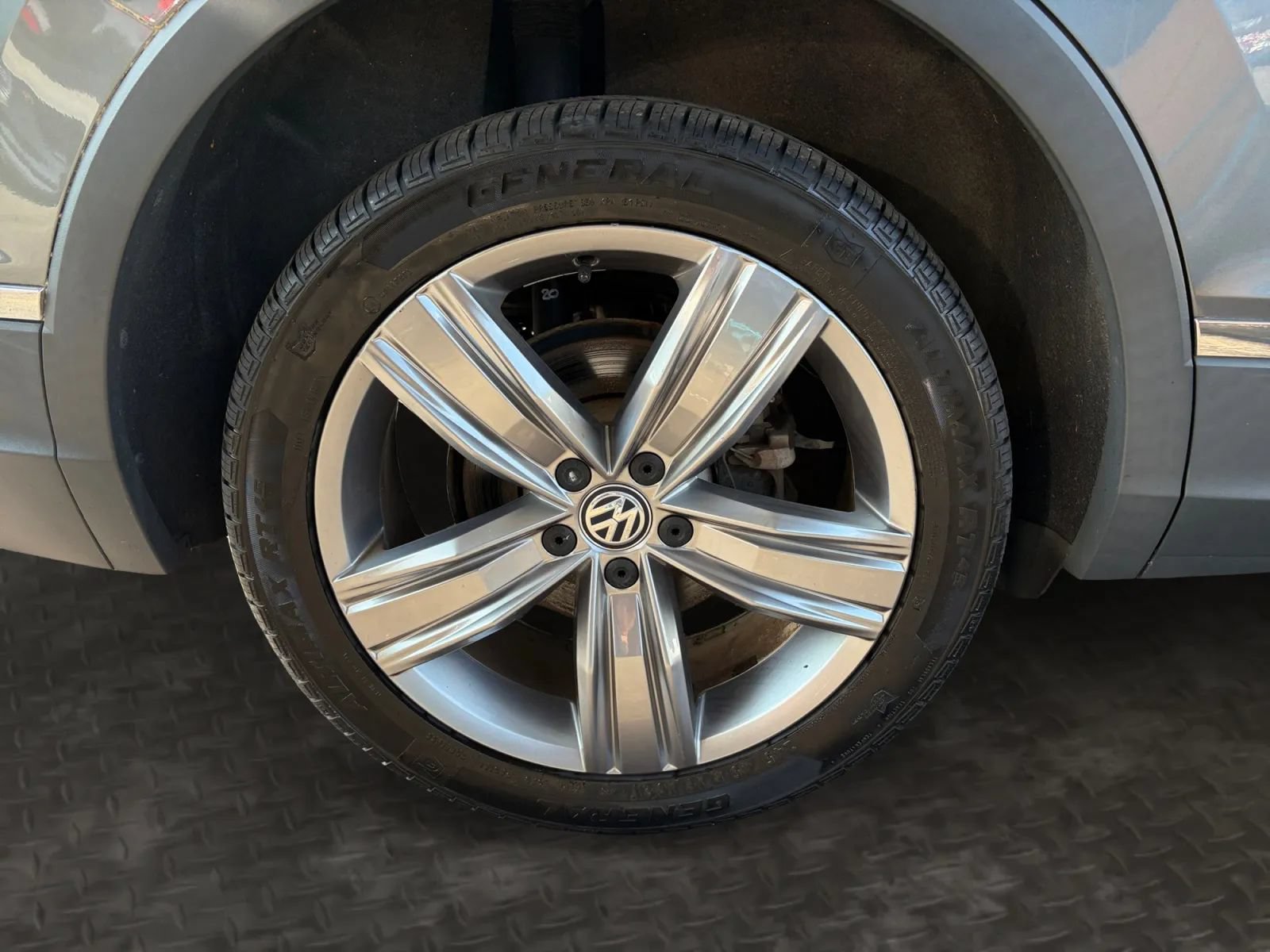 Used 2021 Volkswagen Tiguan SEL AWD/4WD image 40