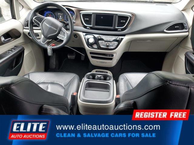 Used 2018 Chrysler Pacifica Touring-L image 16
