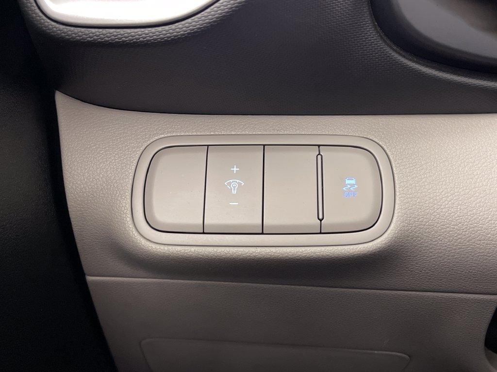 Certified 2025 Hyundai Venue SEL FWD image 31