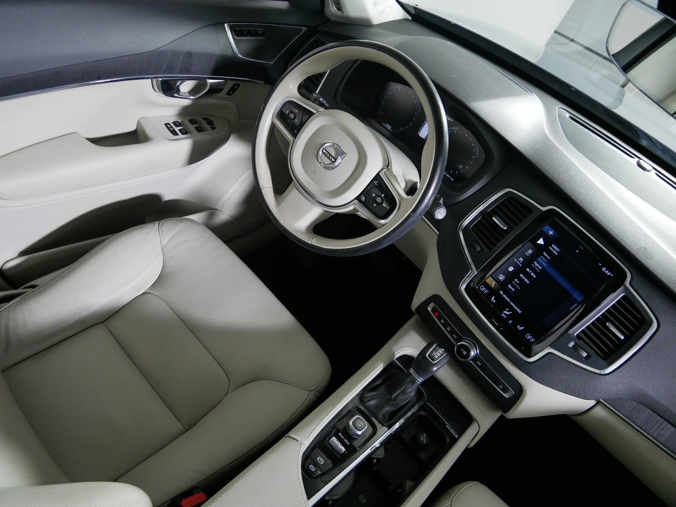 Used 2020 Volvo XC90 T6 Momentum image 9