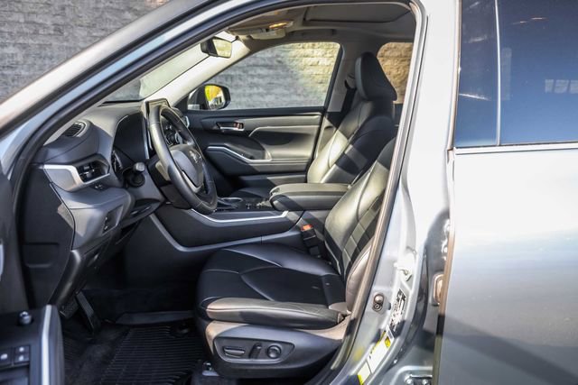 Used 2022 Toyota Highlander XLE AWD/4WD image 24