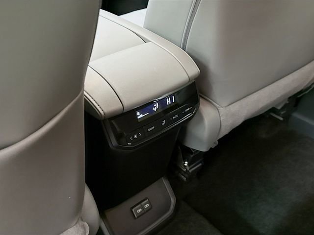 Used 2024 Toyota Highlander XLE image 26