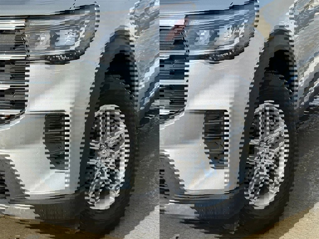 Used 2025 Ford Explorer Active image 2