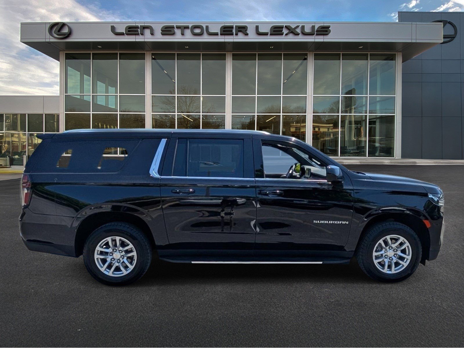 Used 2023 Chevrolet Suburban LT AWD/4WD image 2