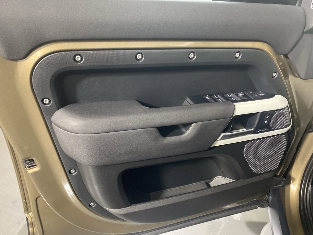 Used 2021 Land Rover Defender 110 SE image 22