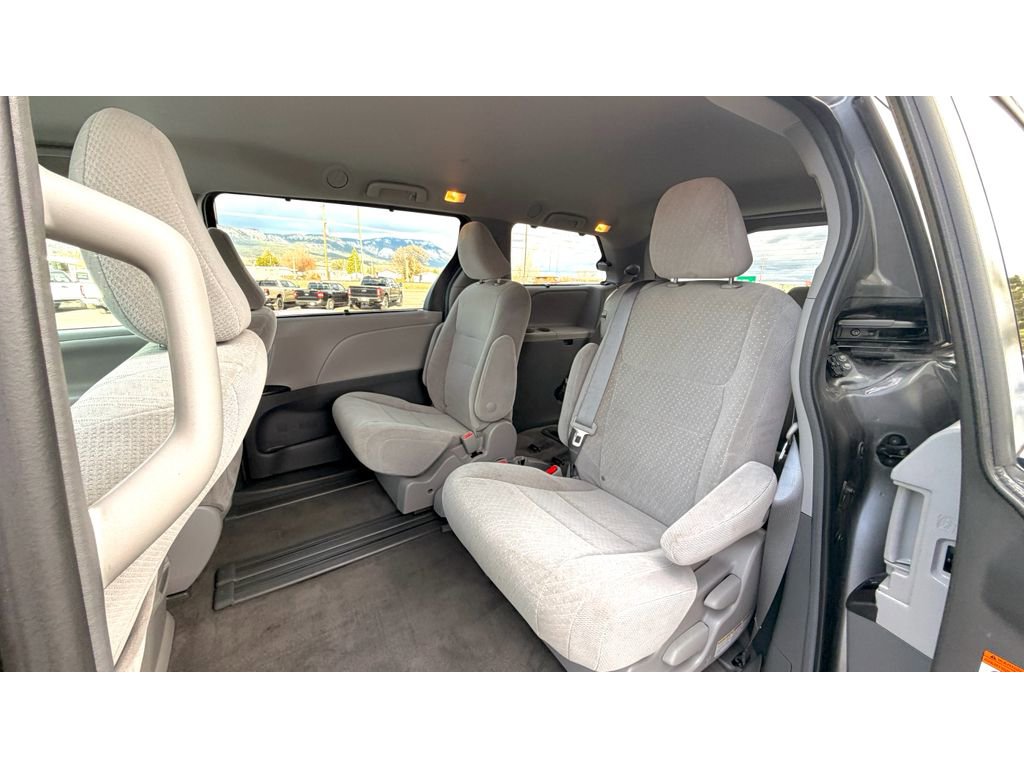 Used 2018 Toyota Sienna LE image 19
