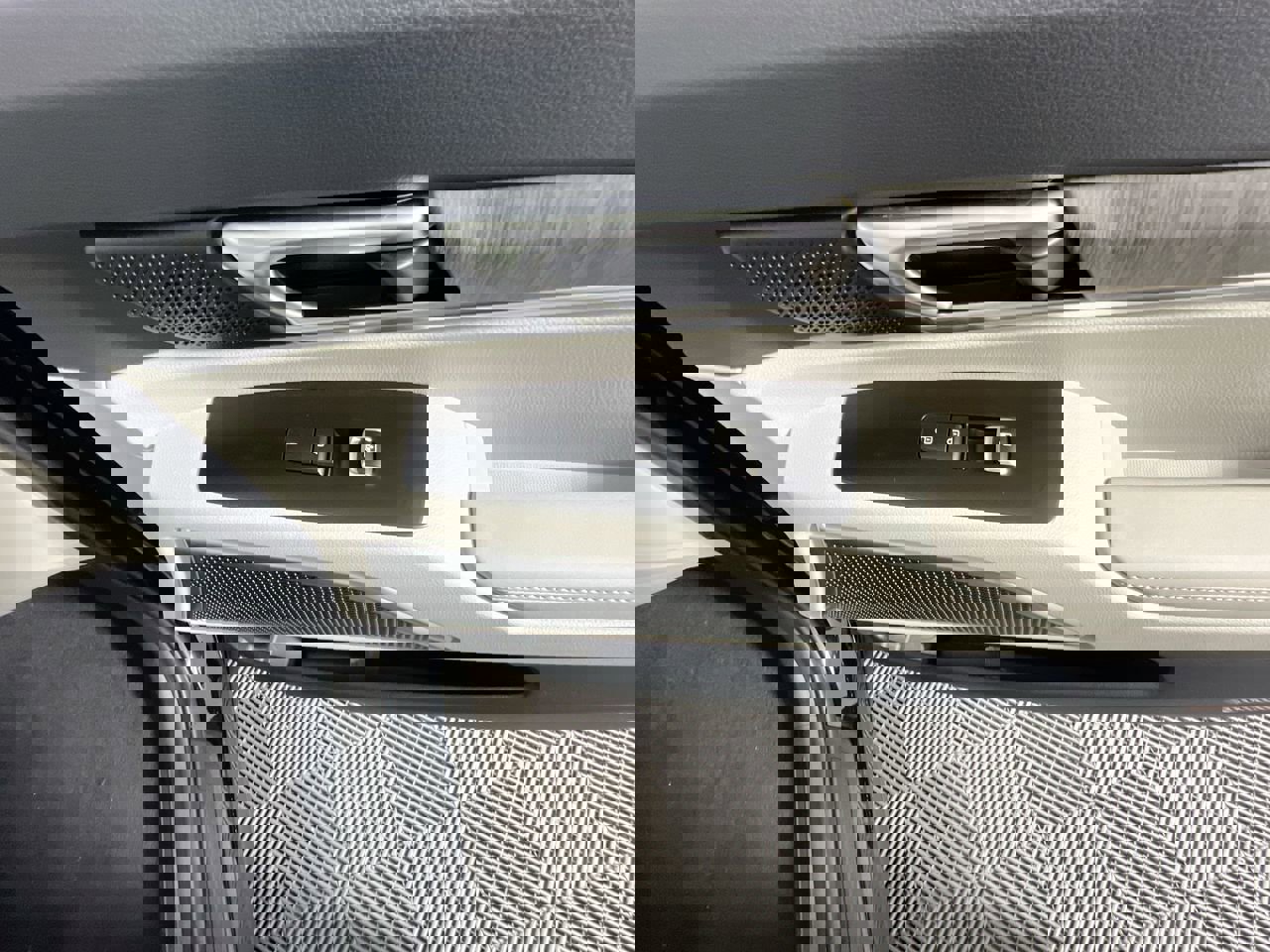 Used 2025 Kia Telluride EX w/ EX Captain's Chair Package image 32