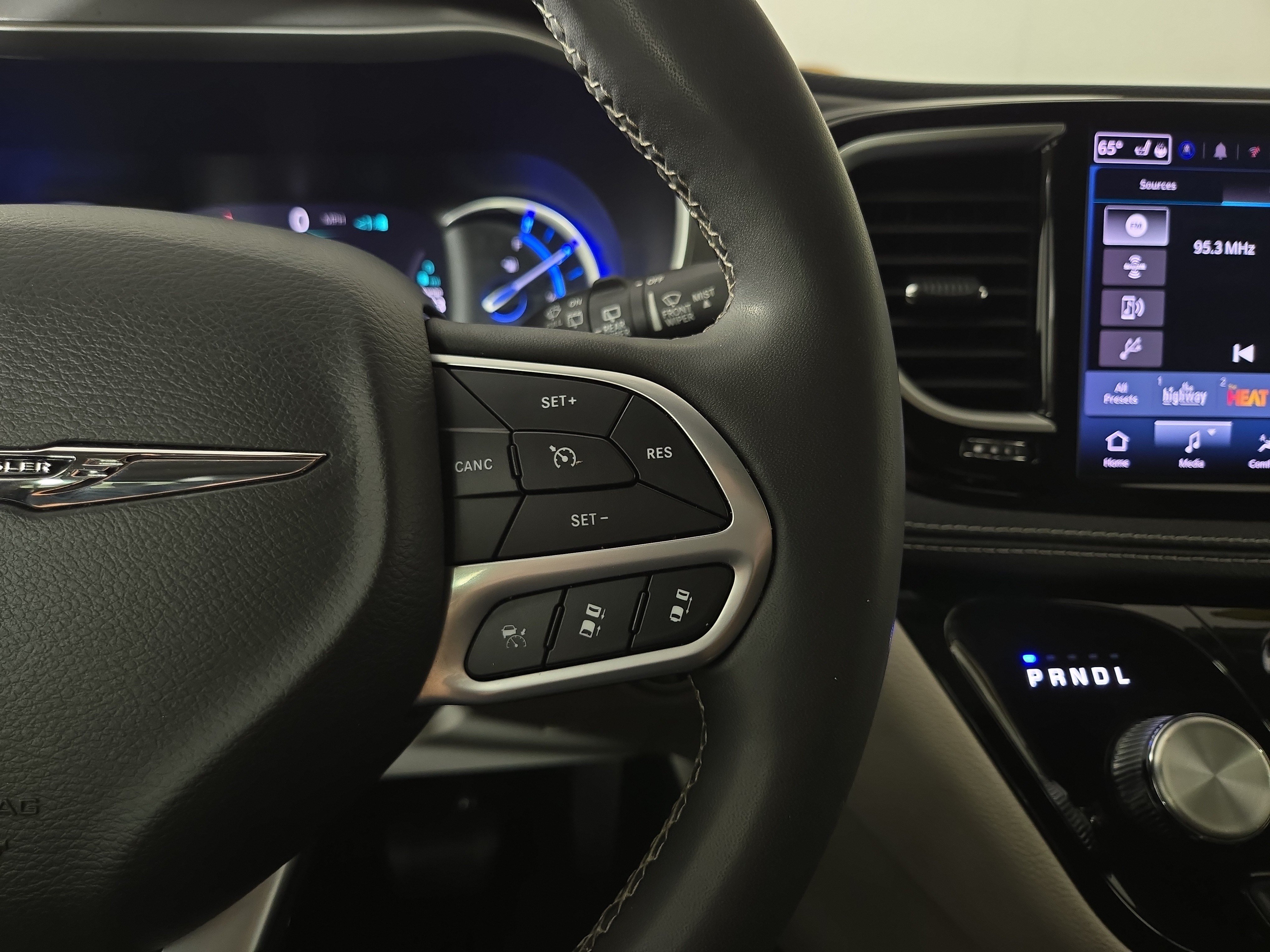 Used 2024 Chrysler Pacifica Limited FWD image 17