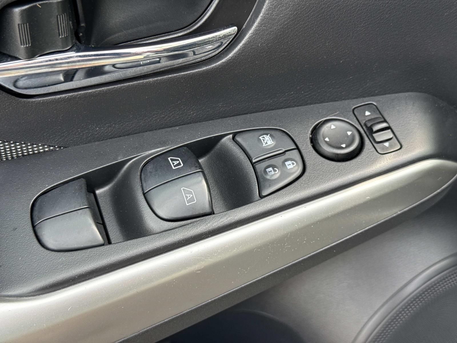 Used 2019 Nissan Kicks SV FWD image 22