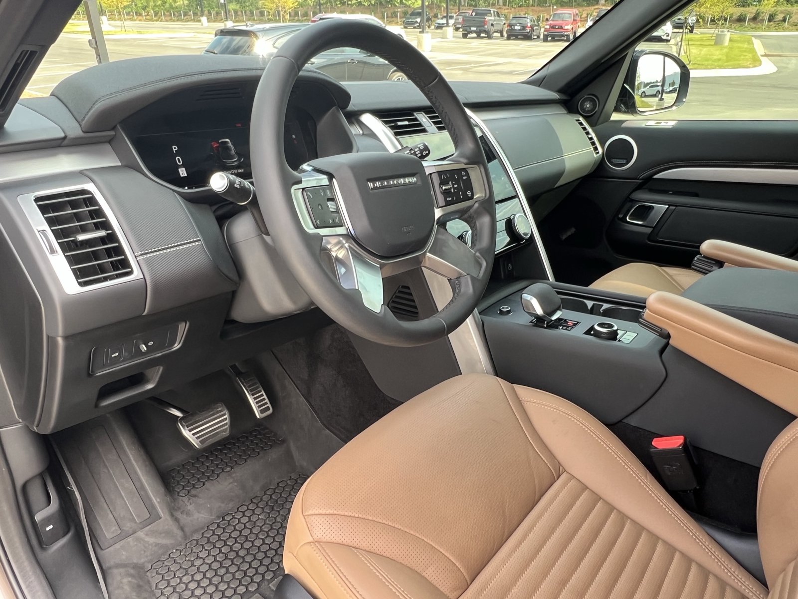 Used 2025 Land Rover Discovery Dynamic SE AWD/4WD image 16