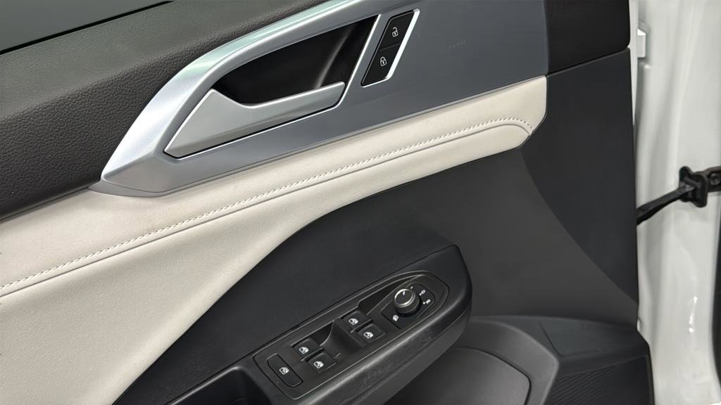 Used 2025 Volkswagen Taos SE w/ Panoramic Sunroof Package image 21