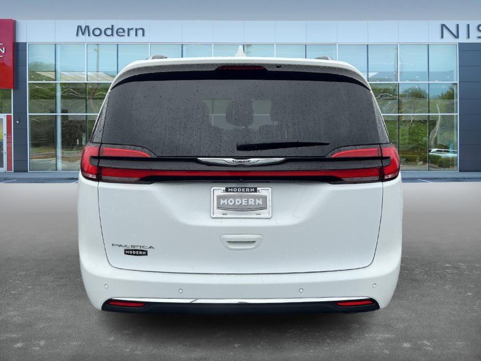 Used 2021 Chrysler Pacifica Touring-L image 6