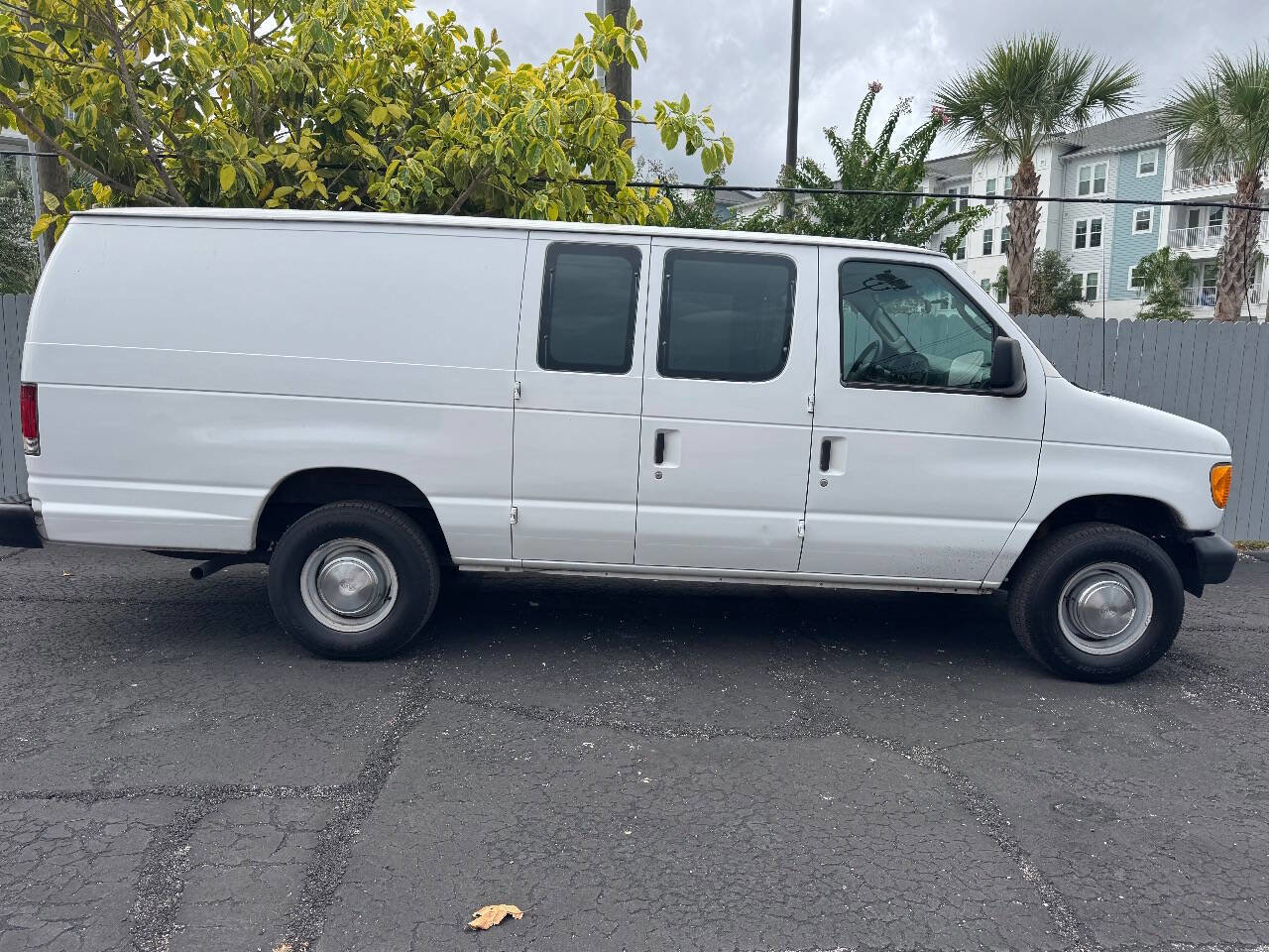 Used 2006 Ford E-250 and Econoline 250 Extended RWD image 2