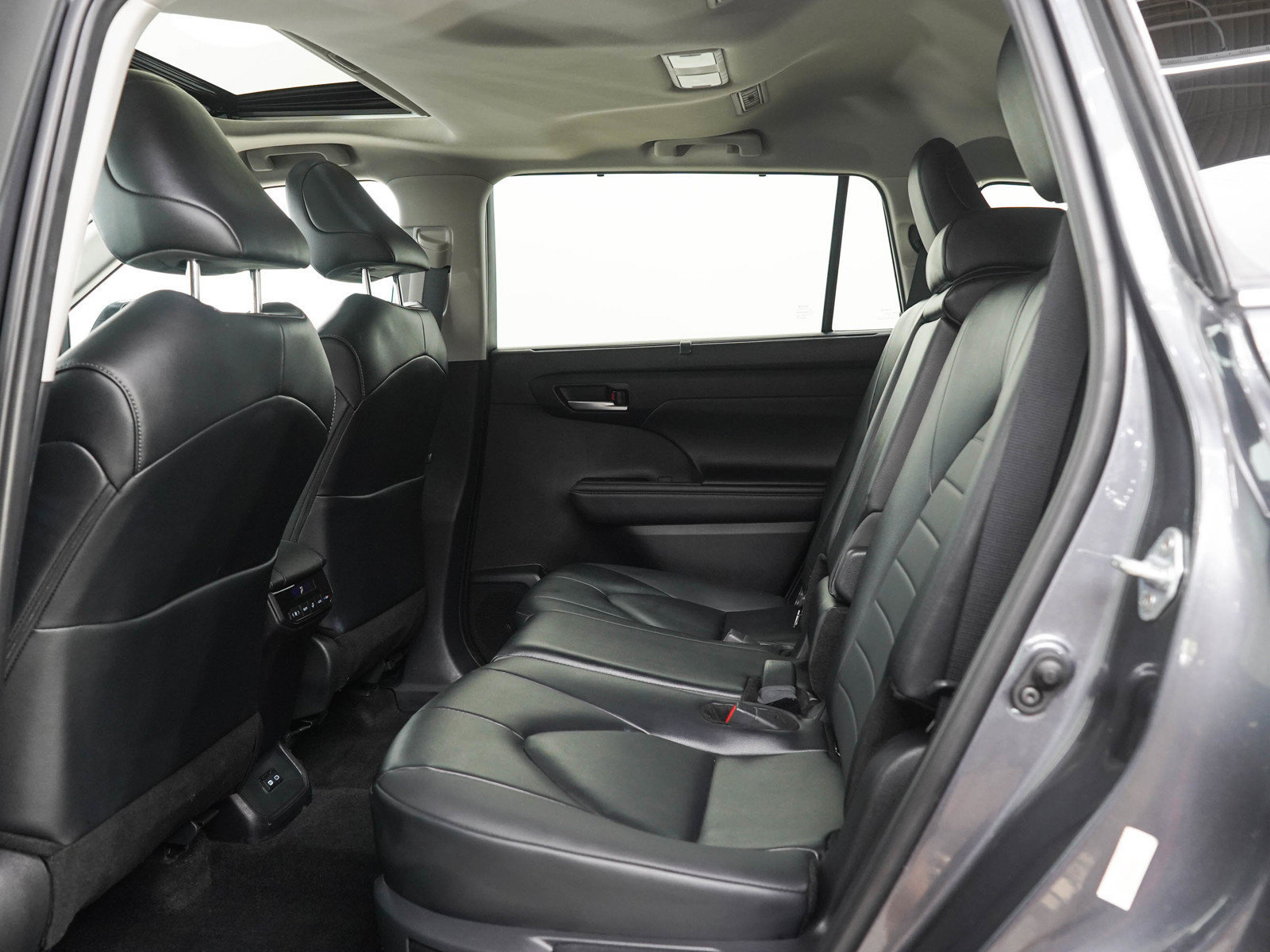Used 2025 Toyota Highlander XLE AWD/4WD image 18