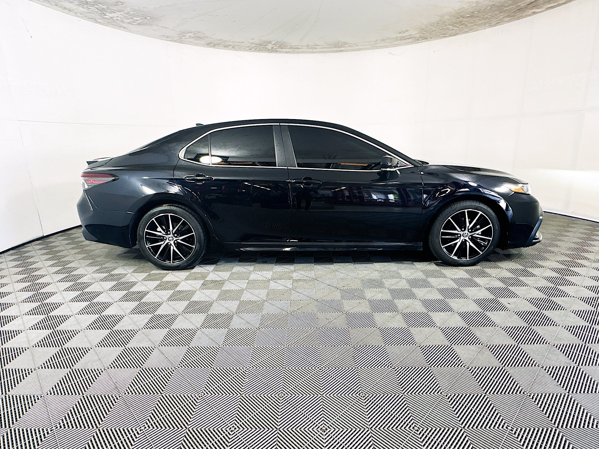 Used 2023 Toyota Camry SE w/ Cold Weather Package FWD image 2
