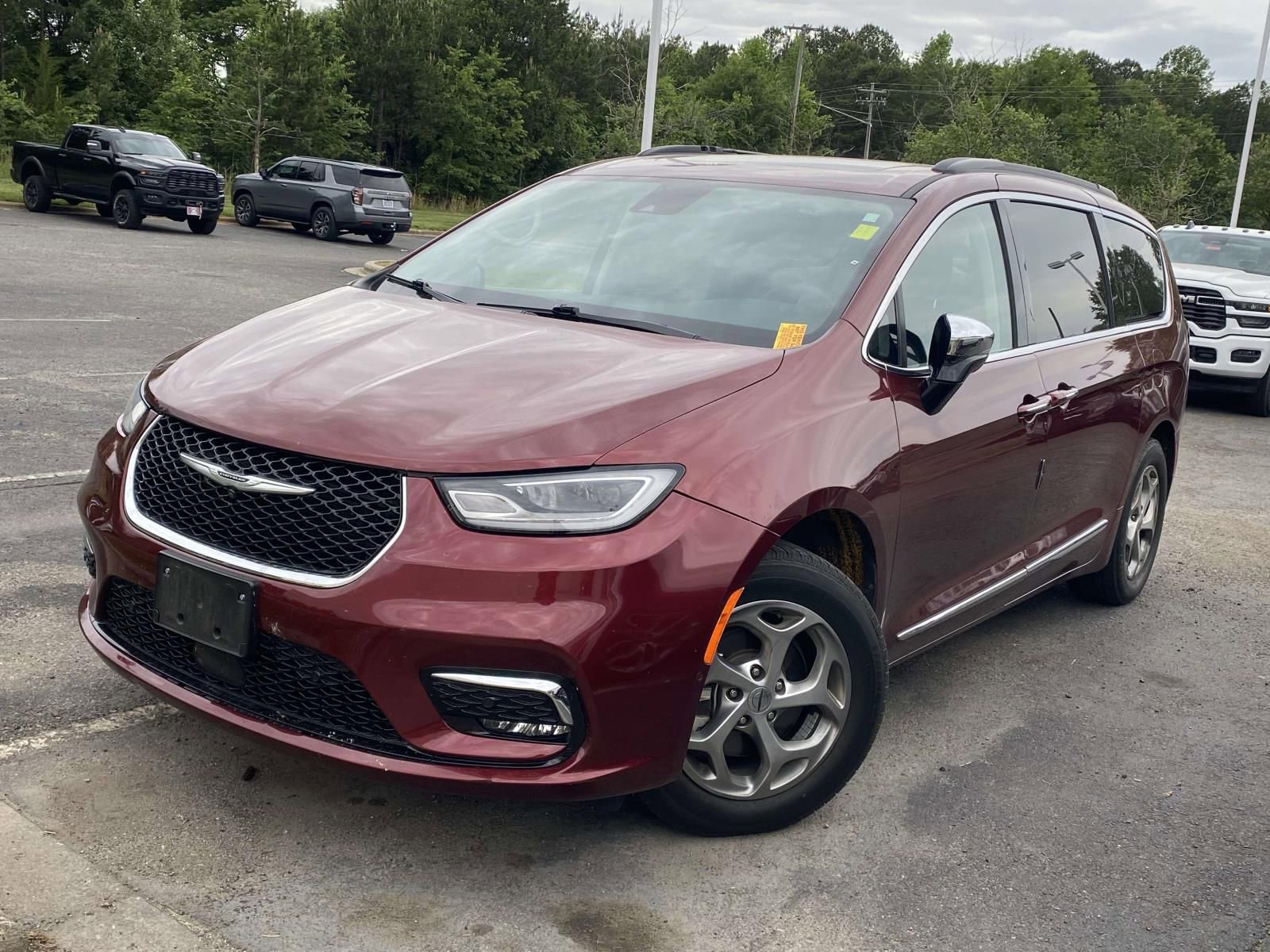 Used 2023 Chrysler Pacifica Limited w/ Uconnect Theater Family Group FWD image 3