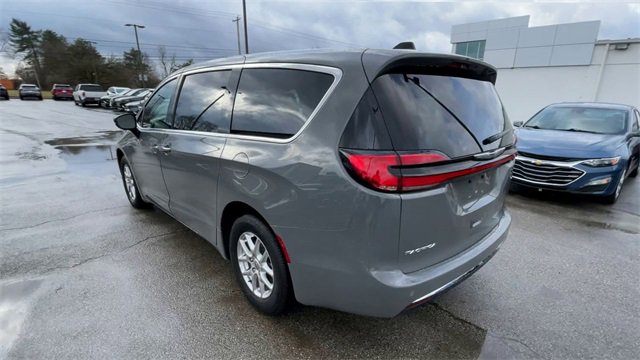 Used 2025 Chrysler Pacifica Select image 8
