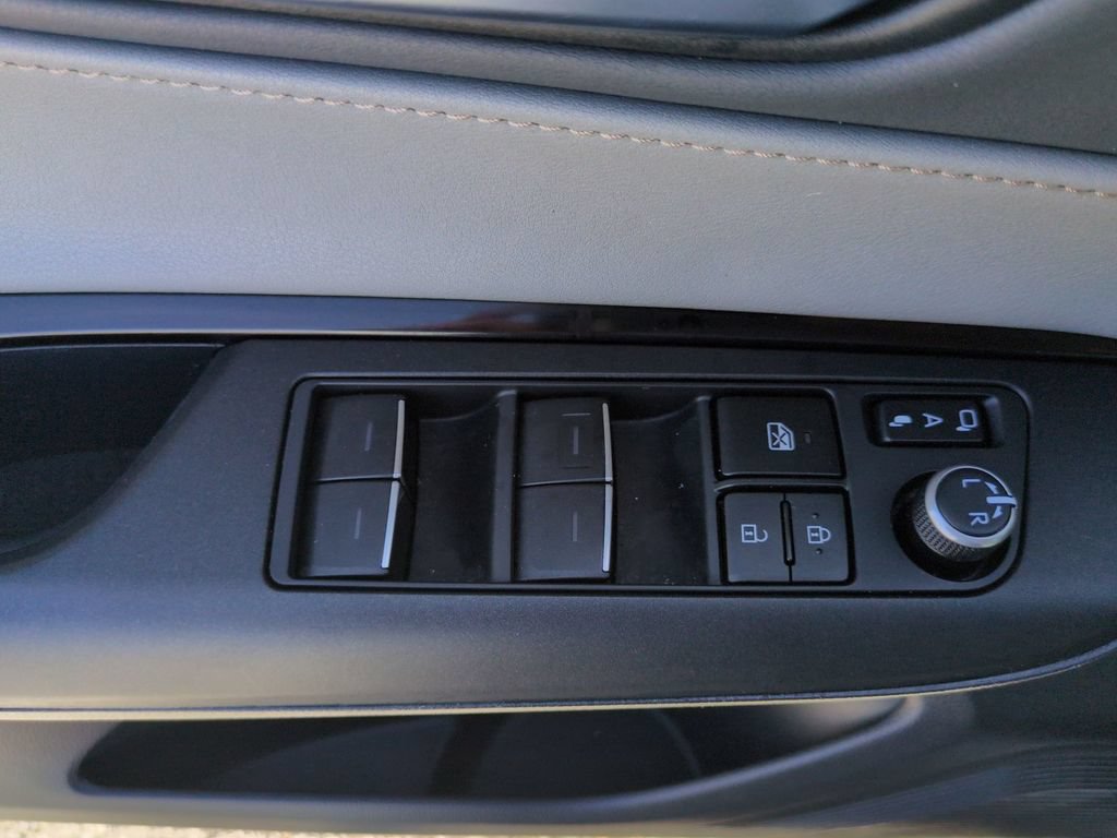 Used 2023 Toyota Venza LE AWD/4WD image 15