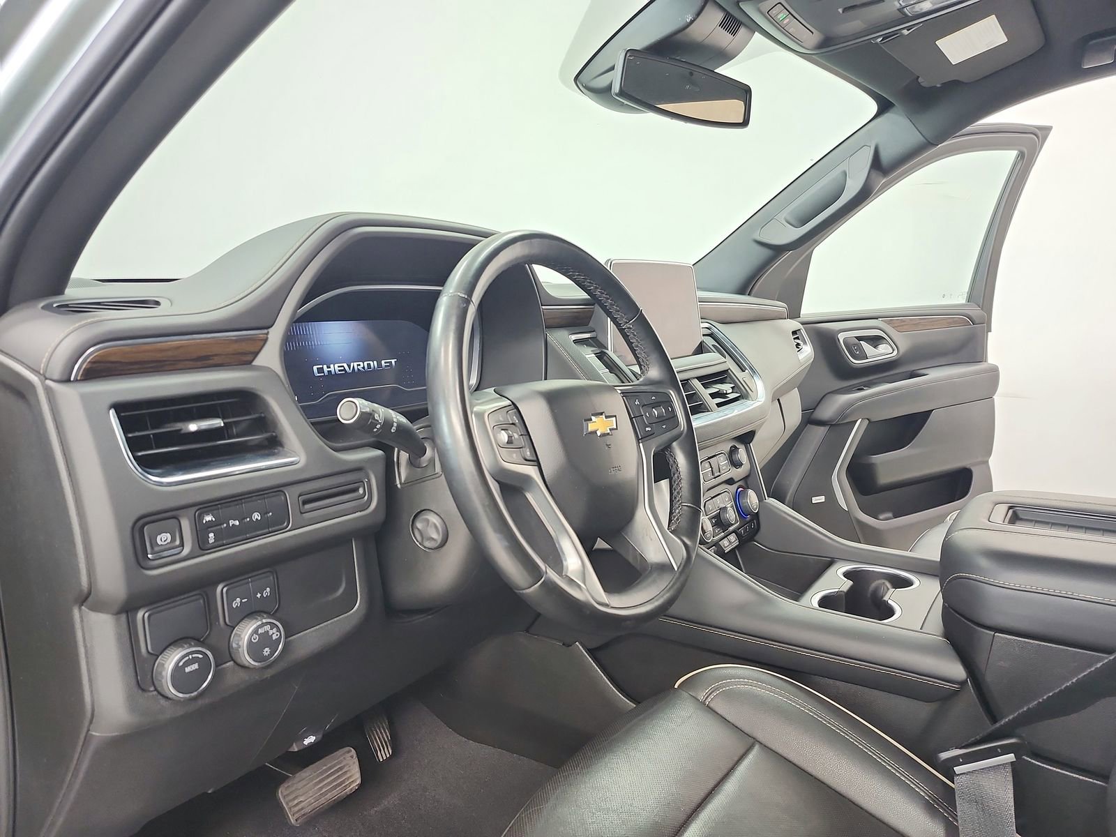 Used 2023 Chevrolet Suburban Premier image 18