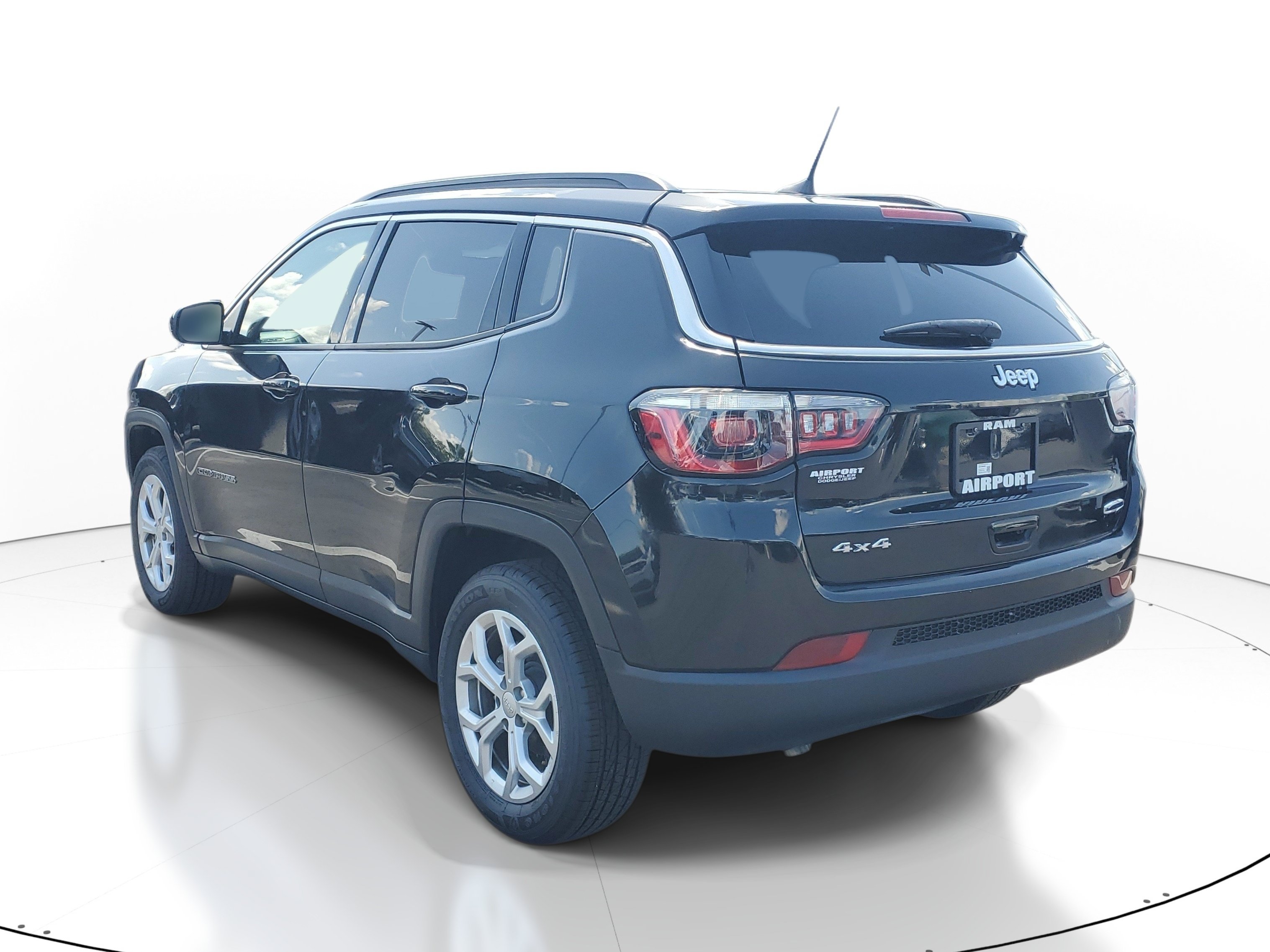 Used 2024 Jeep Compass Latitude AWD/4WD image 5